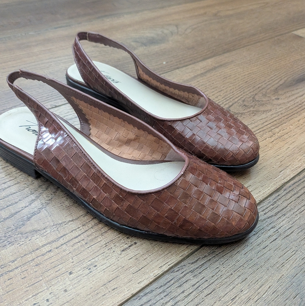 Trotters Slingback Flats Sz 7w
